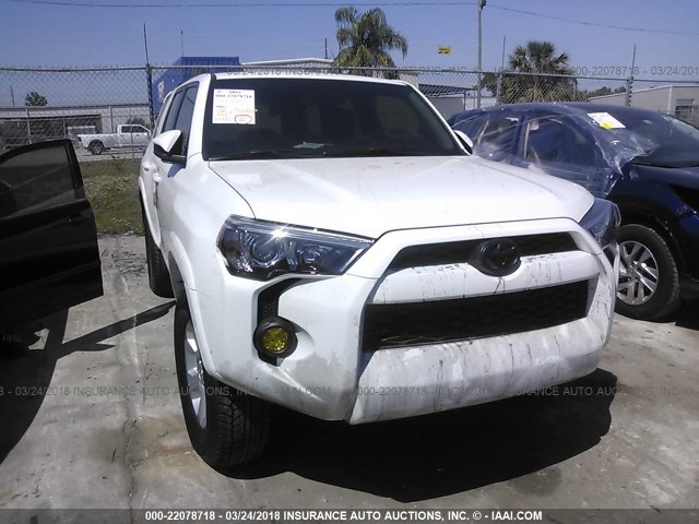 JTEBU5JR4J5496962 - 2018 TOYOTA 4RUNNER SR5 PREM/LTDL/TRAIL/TRD Biały zdjęcie 6