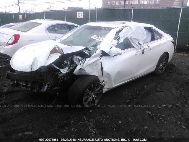 4T1BF1FK6HU666589 - 2017 TOYOTA CAMRY LE/XLE/SE/XSE WHITE photo 2