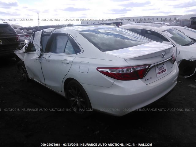 4T1BF1FK6HU666589 - 2017 TOYOTA CAMRY LE/XLE/SE/XSE WHITE photo 3