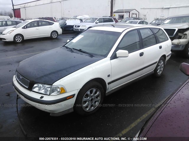 YV1VW2556YF579647 - 2000 VOLVO V40 WHITE photo 2