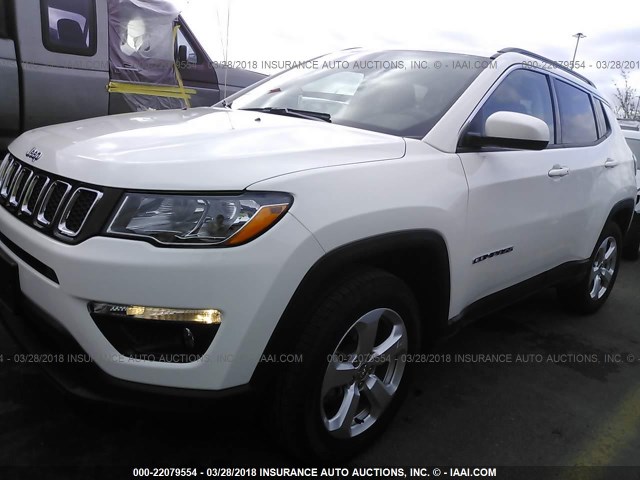 3C4NJDBB5JT101063 - 2018 JEEP COMPASS LATITUDE Weiß Foto 2