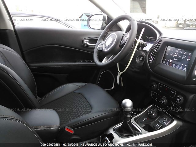 3C4NJDBB5JT101063 - 2018 JEEP COMPASS LATITUDE Weiß Foto 5
