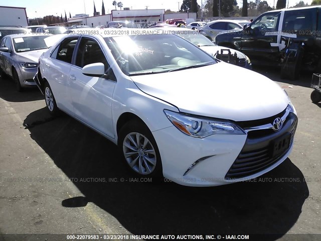 4T1BF1FKXHU807194 - 2017 TOYOTA CAMRY LE/XLE/SE/XSE WHITE photo 1