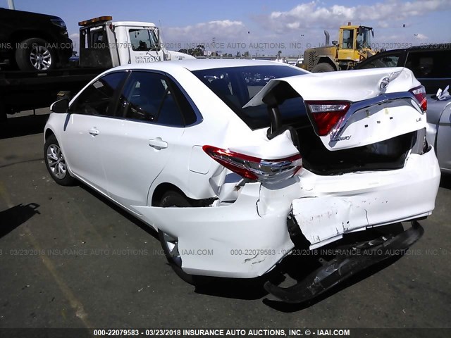 4T1BF1FKXHU807194 - 2017 TOYOTA CAMRY LE/XLE/SE/XSE WHITE photo 3