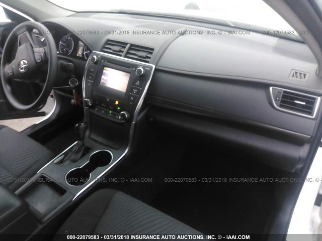 4T1BF1FKXHU807194 - 2017 TOYOTA CAMRY LE/XLE/SE/XSE WHITE photo 5