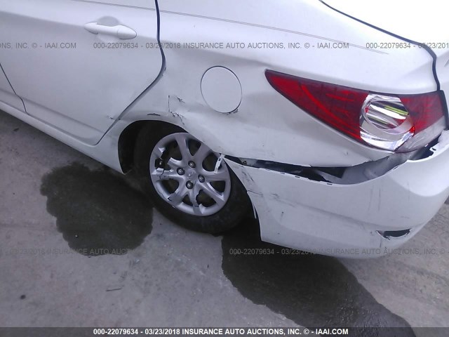 KMHCT4AE0DU409700 - 2013 HYUNDAI ACCENT GLS/GS WHITE photo 6