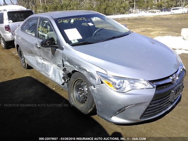 4T4BF1FKXFR505049 - 2015 TOYOTA CAMRY LE/XLE/SE/XSE ვერცხლისფერი ფოტო 1