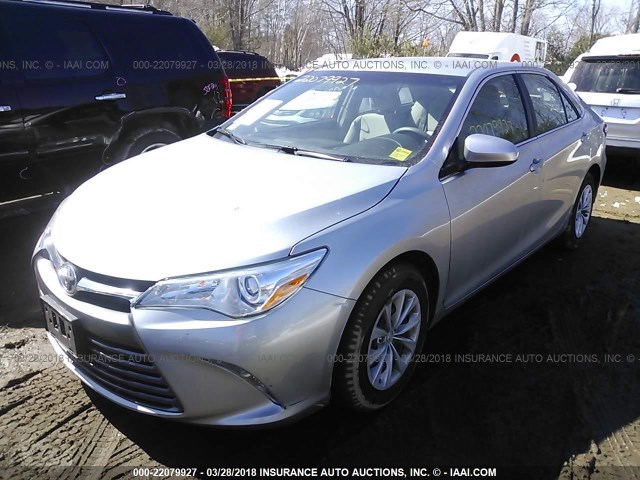 4T4BF1FKXFR505049 - 2015 TOYOTA CAMRY LE/XLE/SE/XSE ვერცხლისფერი ფოტო 2
