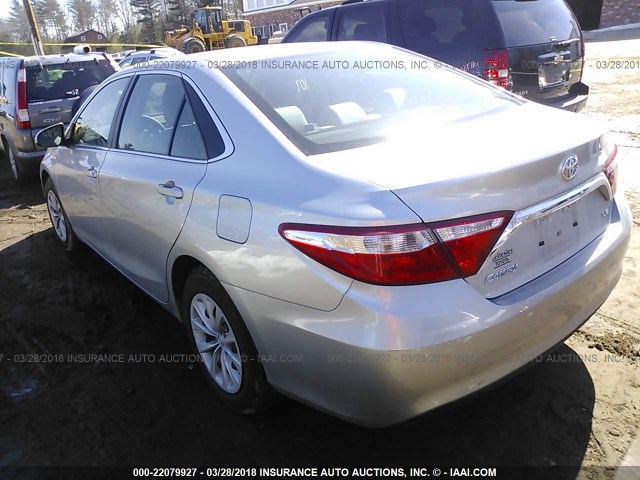 4T4BF1FKXFR505049 - 2015 TOYOTA CAMRY LE/XLE/SE/XSE ვერცხლისფერი ფოტო 3