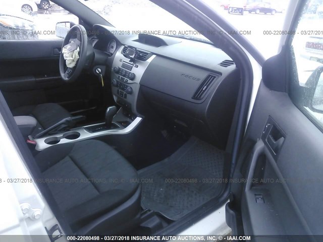 1FAHP3FN0AW201050 - 2010 FORD FOCUS SE WHITE photo 5