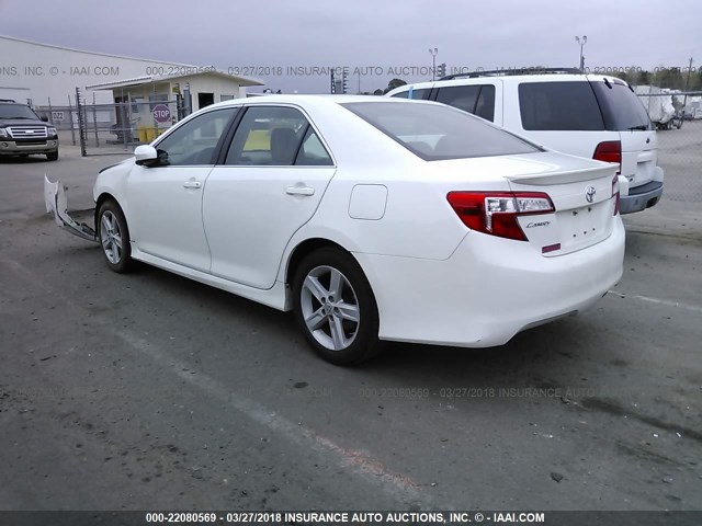 4T1BF1FKXDU228281 - 2013 TOYOTA CAMRY L/SE/LE/XLE თეთრი ფოტო 3