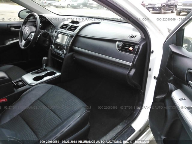 4T1BF1FKXDU228281 - 2013 TOYOTA CAMRY L/SE/LE/XLE თეთრი ფოტო 5