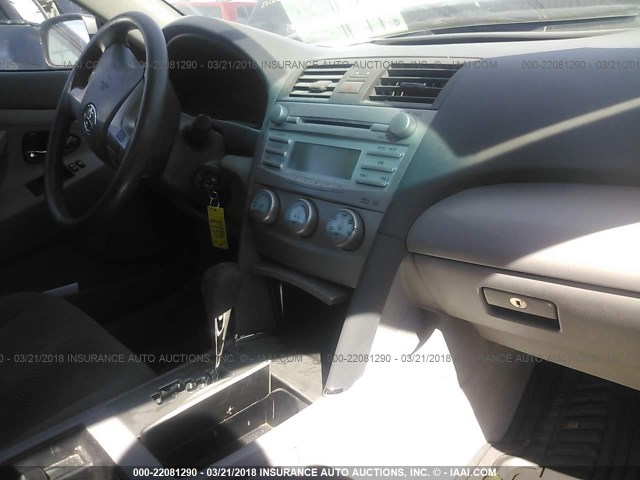 4T4BE46K89R108240 - 2009 TOYOTA CAMRY SE/LE/XLE GRAY photo 5