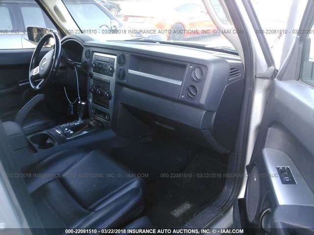 1J8HG48N18C190707 - 2008 JEEP COMMANDER SPORT Silber Foto 5