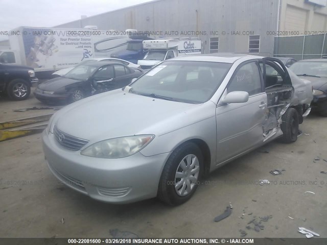 4T1BE32K45U944633 - 2005 TOYOTA CAMRY LE/XLE/SE 银色 照片 2