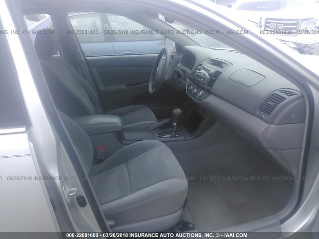 4T1BE32K45U944633 - 2005 TOYOTA CAMRY LE/XLE/SE 银色 照片 5