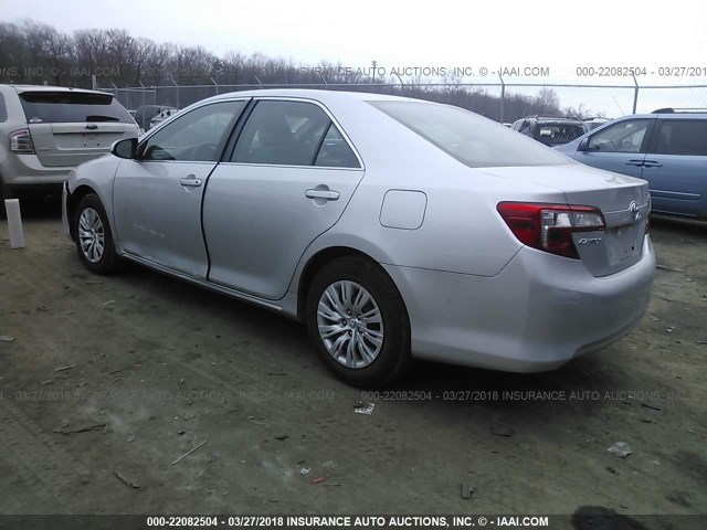 4T4BF1FK3DR332259 - 2013 TOYOTA CAMRY L/SE/LE/XLE SILVER photo 3