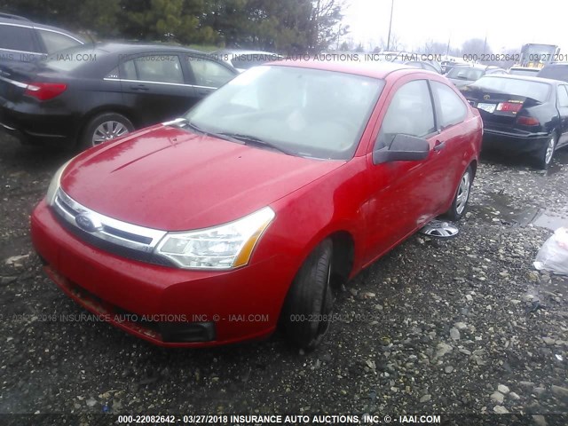 1FAHP32N68W102099 - 2008 FORD FOCUS S/SE RED photo 2