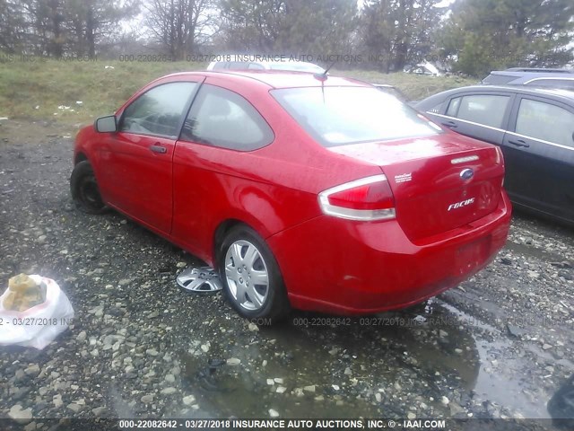 1FAHP32N68W102099 - 2008 FORD FOCUS S/SE RED photo 3