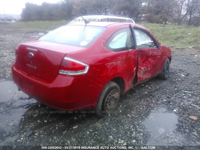 1FAHP32N68W102099 - 2008 FORD FOCUS S/SE RED photo 4