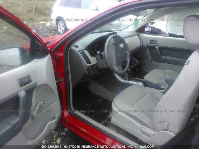 1FAHP32N68W102099 - 2008 FORD FOCUS S/SE RED photo 5