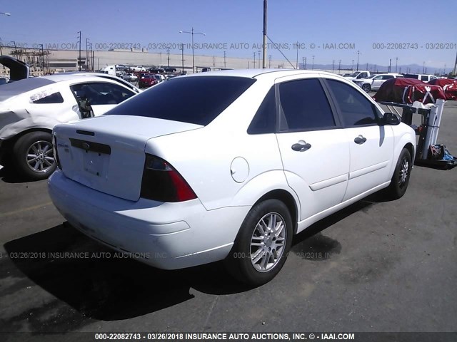 1FAFP34N87W222697 - 2007 FORD FOCUS ZX4/S/SE/SES WHITE photo 4