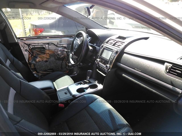 4T1BF1FK2EU394246 - 2014 TOYOTA CAMRY L/SE/LE/XLE SILVER photo 5