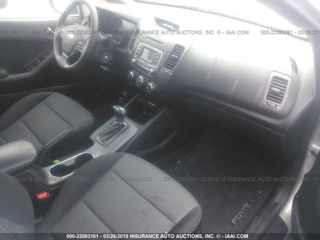 KNAFX4A68G5442728 - 2016 KIA FORTE LX GRAY photo 5