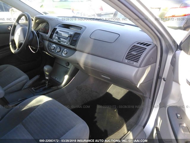 4T1BE32KX5U097472 - 2005 TOYOTA CAMRY LE/XLE/SE Gümüş foto 5