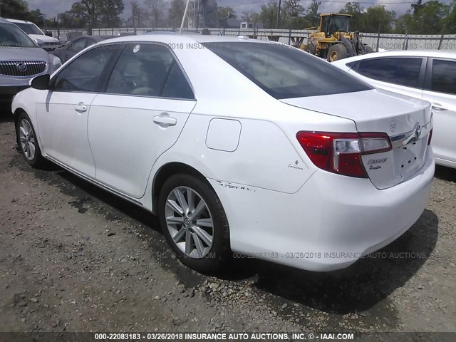 4T1BK1FK1EU026006 - 2014 TOYOTA CAMRY SE/XLE WHITE photo 3