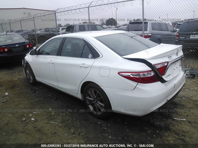 4T1BF1FK3GU170986 - 2016 TOYOTA CAMRY LE/XLE/SE/XSE WHITE photo 3