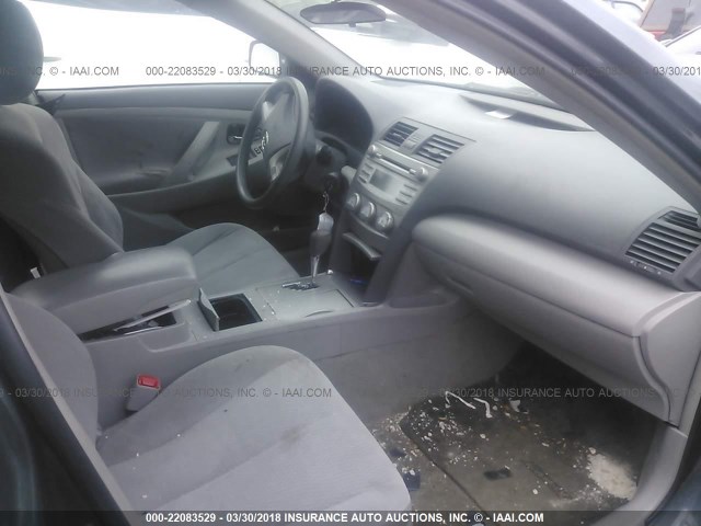 4T1BF3EK5BU744039 - 2011 TOYOTA CAMRY SE/LE/XLE GRAY photo 5
