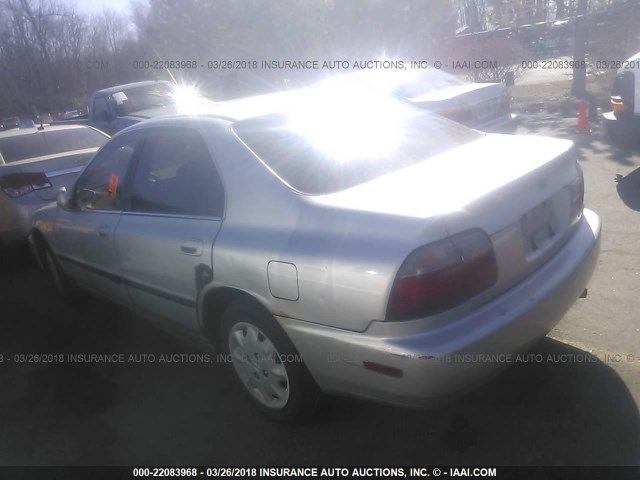 1HGCD5538VA163662 - 1997 HONDA ACCORD LX/EX SILVER photo 3