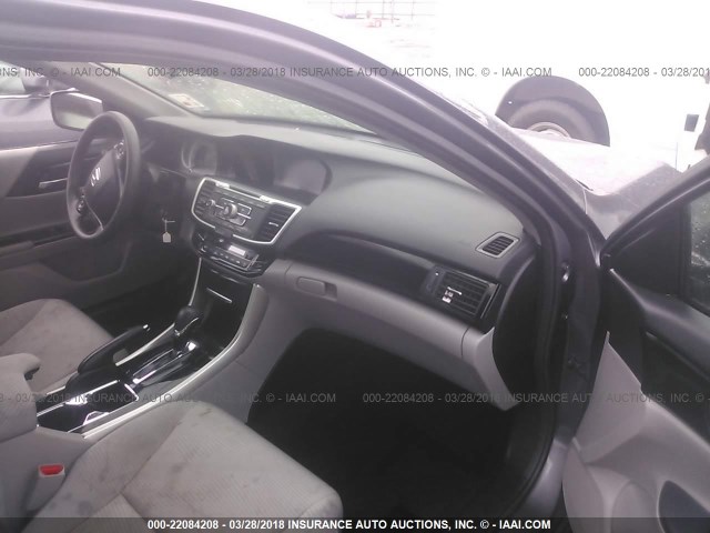 1HGCR2F32HA117943 - 2017 HONDA ACCORD LX ნაცრისფერი ფოტო 5