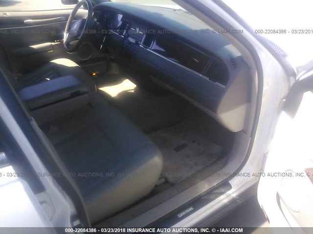 1LNHM81W74Y659639 - 2004 LINCOLN TOWN CAR EXECUTIVE/SIGNATURE თეთრი ფოტო 5