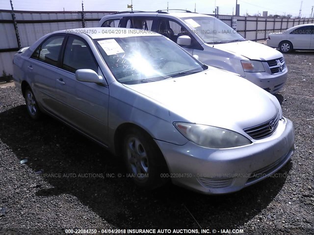4T1BE30K55U085829 - 2005 TOYOTA CAMRY LE/XLE/SE SILVER photo 1