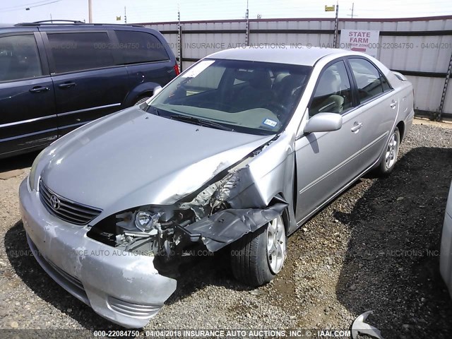 4T1BE30K55U085829 - 2005 TOYOTA CAMRY LE/XLE/SE SILVER photo 2