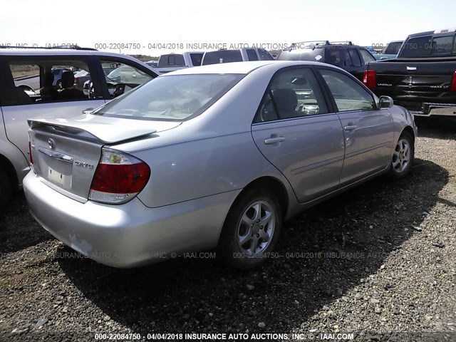 4T1BE30K55U085829 - 2005 TOYOTA CAMRY LE/XLE/SE SILVER photo 4