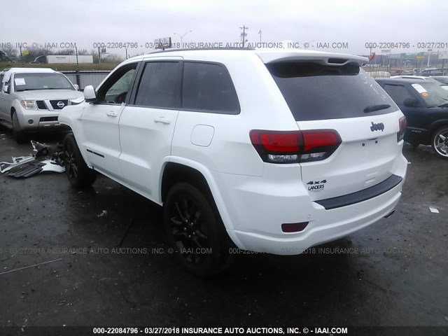 1C4RJFAG1JC256957 - 2018 JEEP GRAND CHEROKEE LAREDO WHITE photo 3