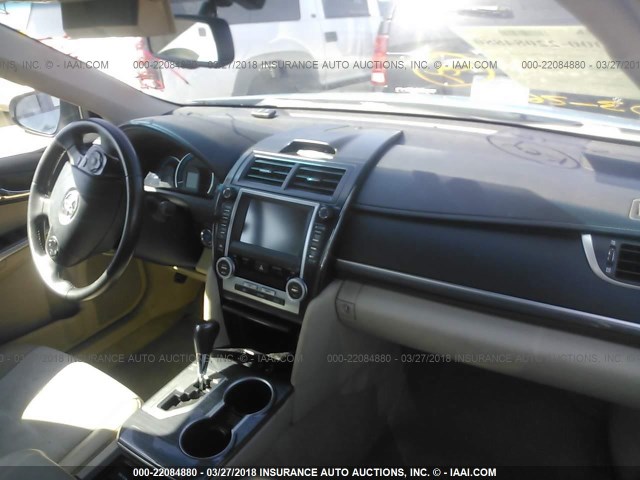 4T1BD1FK6DU064663 - 2013 TOYOTA CAMRY HYBRID/LE/XLE 浅蓝色 照片 5