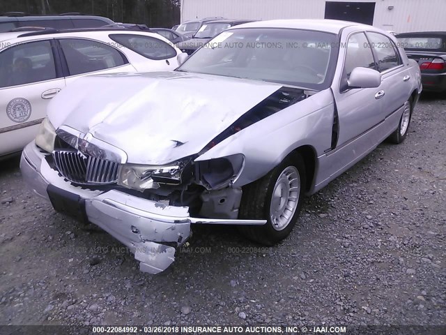 1LNHM81W5XY632203 - 1999 LINCOLN TOWN CAR EXECUTIVE SILVER photo 2