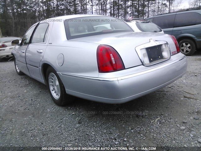 1LNHM81W5XY632203 - 1999 LINCOLN TOWN CAR EXECUTIVE SILVER photo 3