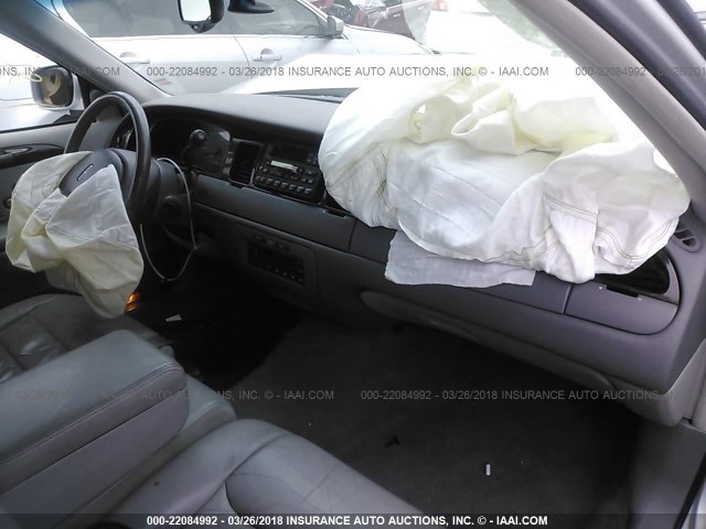 1LNHM81W5XY632203 - 1999 LINCOLN TOWN CAR EXECUTIVE SILVER photo 5