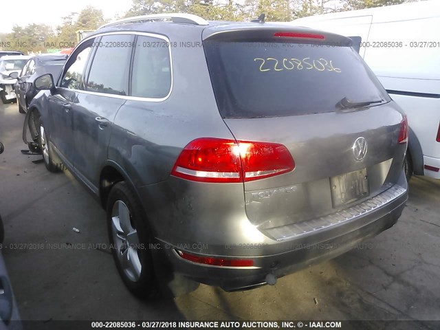 WVGEF9BP4DD012195 - 2013 VOLKSWAGEN TOUAREG V6 GRAY photo 3