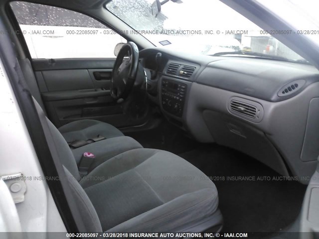 1FAFP53U23G254697 - 2003 FORD TAURUS SE WHITE photo 5