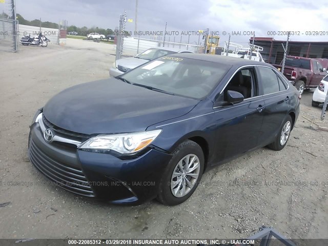 4T1BF1FK9HU643193 - 2017 TOYOTA CAMRY LE/XLE/SE/XSE BLUE photo 2
