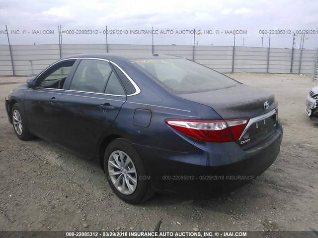 4T1BF1FK9HU643193 - 2017 TOYOTA CAMRY LE/XLE/SE/XSE BLUE photo 3
