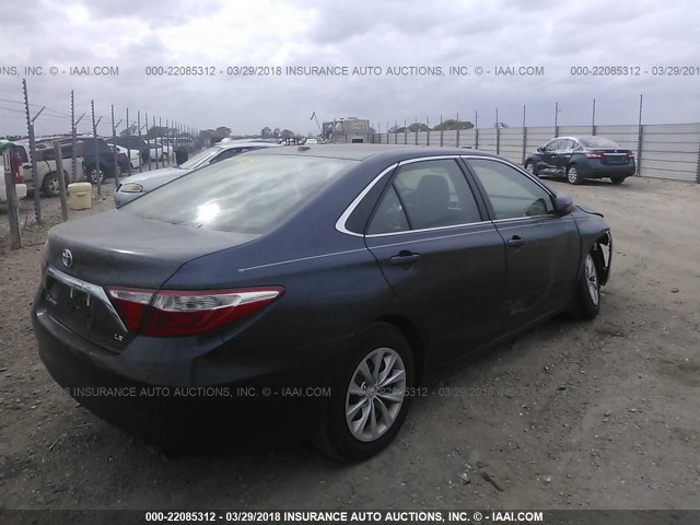 4T1BF1FK9HU643193 - 2017 TOYOTA CAMRY LE/XLE/SE/XSE BLUE photo 4