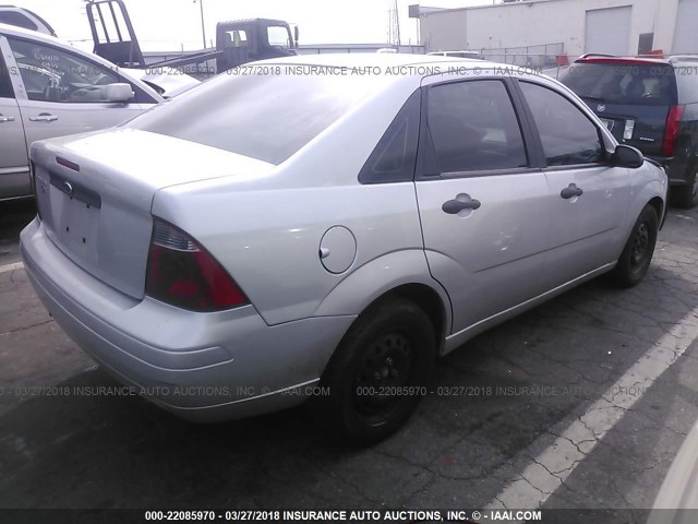 1FAFP34NX7W169890 - 2007 FORD FOCUS ZX4/S/SE/SES 银色 照片 4