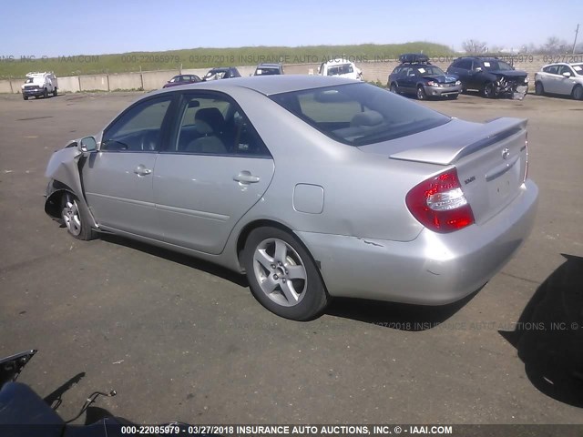 4T1BE32K63U761960 - 2003 TOYOTA CAMRY LE/XLE/SE ვერცხლისფერი ფოტო 3